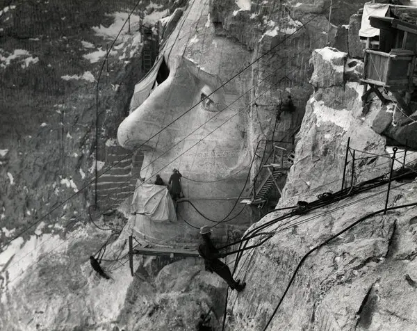 When was Mt Rushmore built and who are the presidents heads?