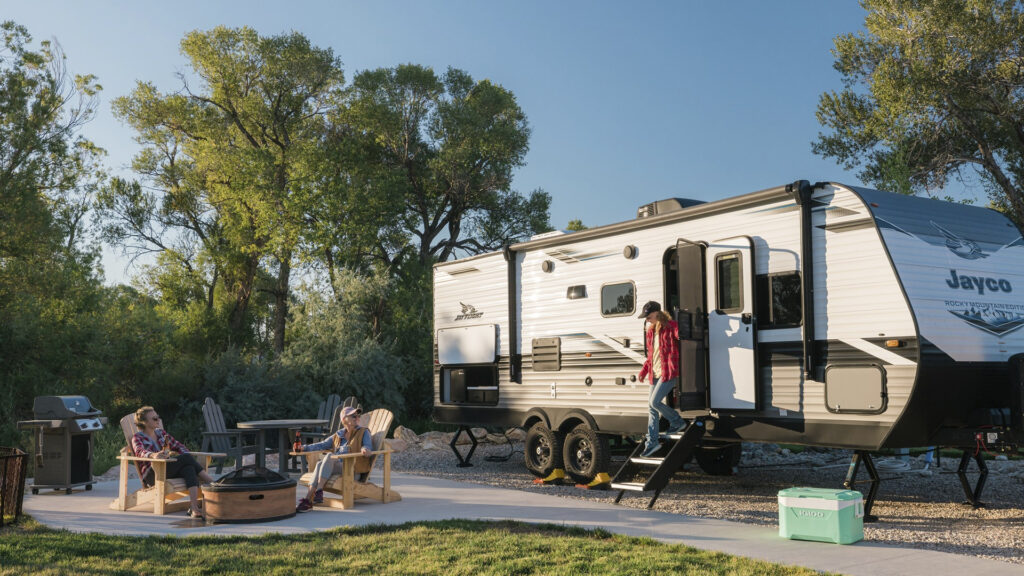 difference between rv and camper