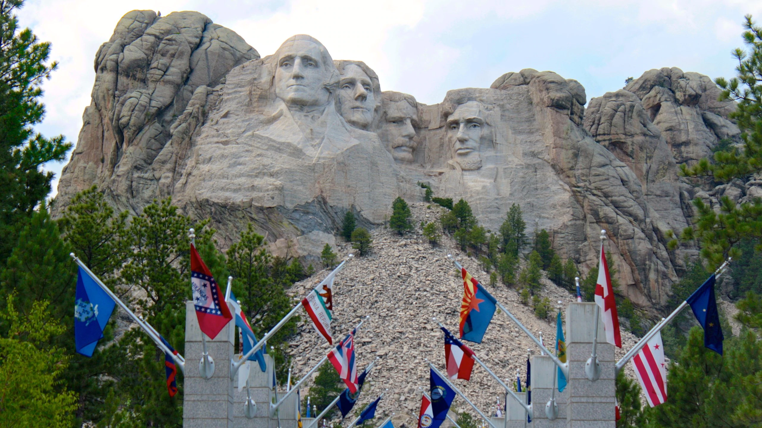 Who are the presidents' heads on Mt Rushmore?