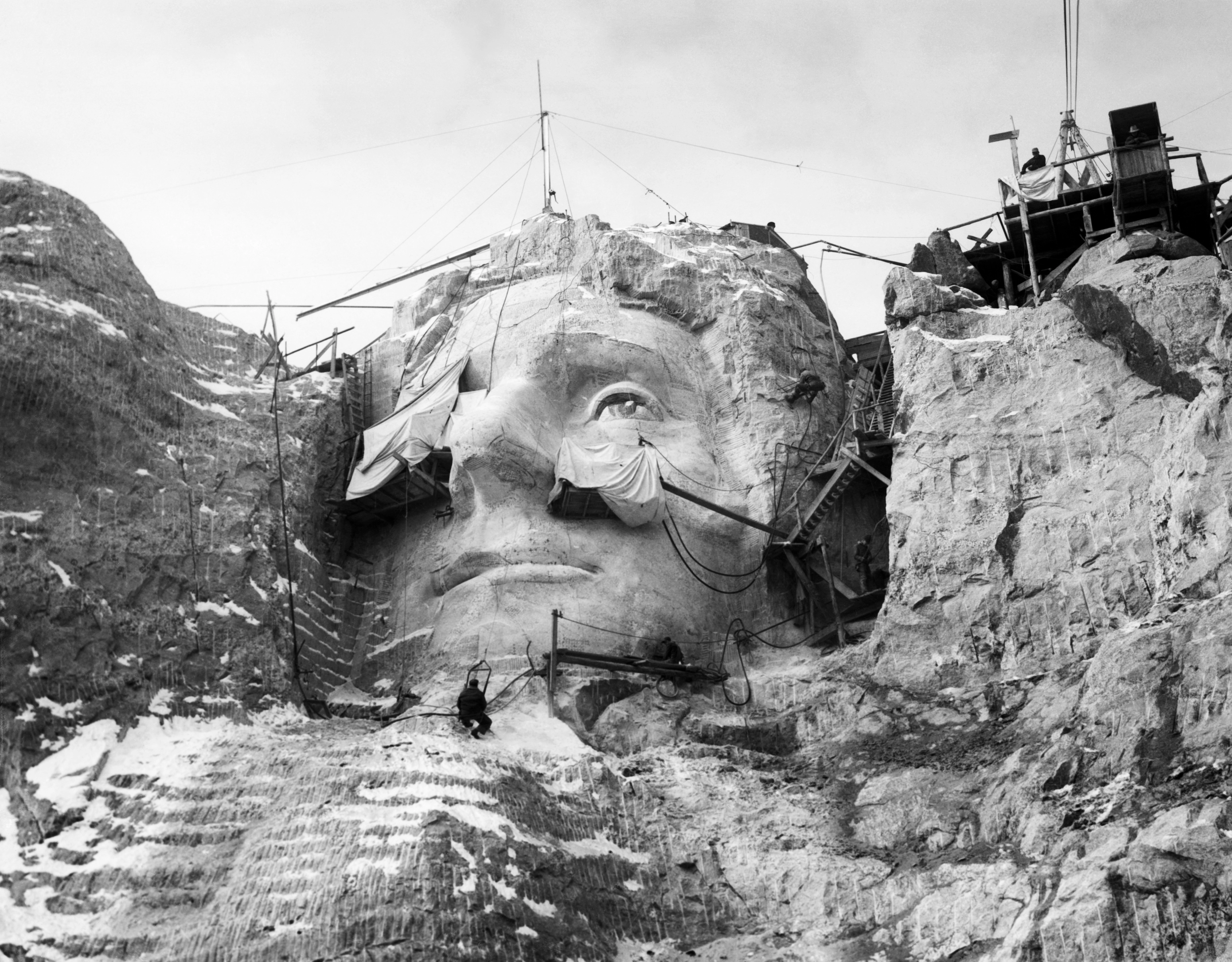How long did it take to build Mount Rushmore?